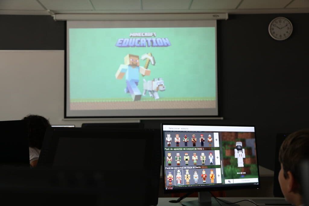 Grado en Videojuegos con Minecraft Education 2024: alumnos de la UFV desarrollan mundos. IMG_8463-1024x683 Grado en Videojuegos con Minecraft Education 2024: alumnos de la UFV desarrollan mundos. Estudiar en Universidad Privada Madrid