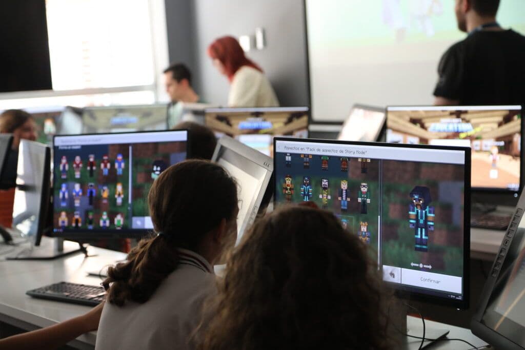 Grado en Videojuegos con Minecraft Education 2024: alumnos de la UFV desarrollan mundos. IMG_8472-1024x683 Grado en Videojuegos con Minecraft Education 2024: alumnos de la UFV desarrollan mundos. Estudiar en Universidad Privada Madrid