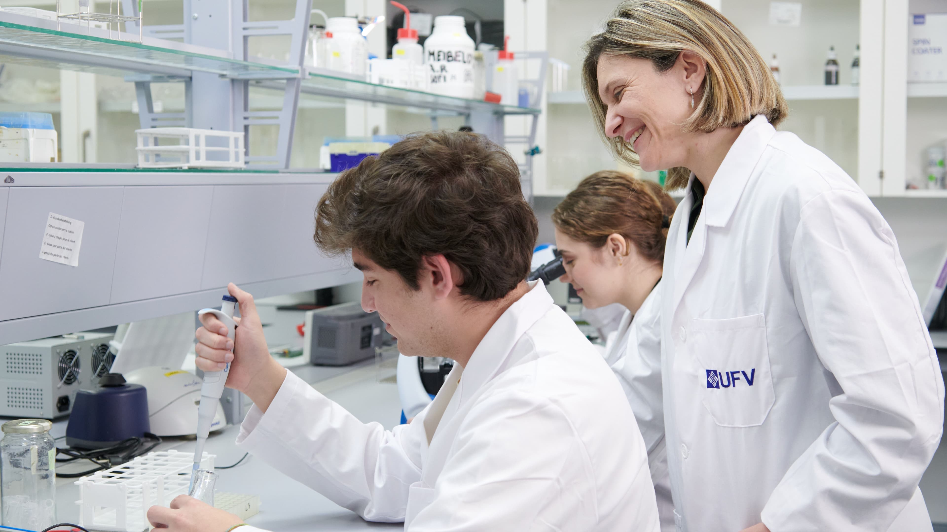 Study a double degree in Pharmacy and Biotechnology in Madrid. M21_Horizontal_ImgRelacionada_Biotecnología y Farmacia Study a double degree in Pharmacy and Biotechnology in Madrid. Study at the Universidad Privada Madrid