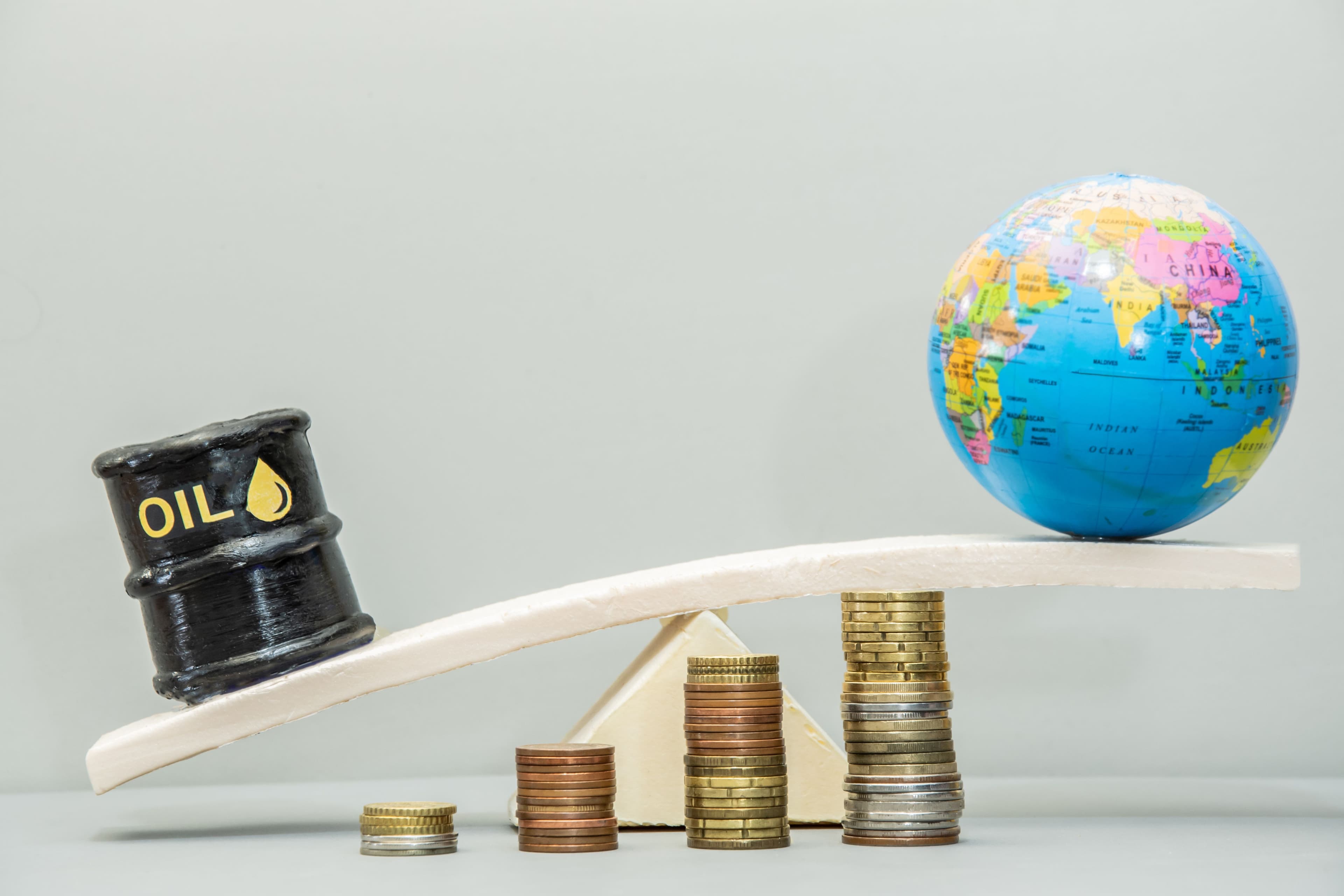 Marian Mellén: “La pregunta de nuestra hija sobre por qué el cielo es azul fue el inicio de todo” | Noticias de Actualidad UFV | UFV an-oil-barrel-globe-balancing-on-a-board-above-st-2026-03-18-03-27-39-utc Marian Mellén: “La pregunta de nuestra hija sobre por qué el cielo es azul fue el inicio de todo” | Noticias de Actualidad UFV | UFV Estudiar en Universidad Privada Madrid