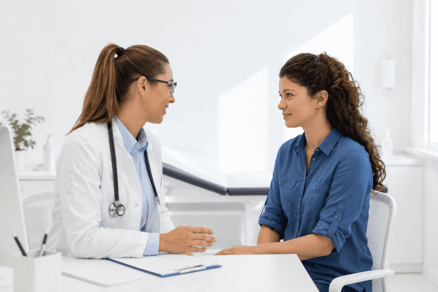 Universidades Privadas Madrid - UFV Madrid medico con paciente consulta Universidades Privadas Madrid - UFV Madrid Estudiar en Universidad Privada Madrid