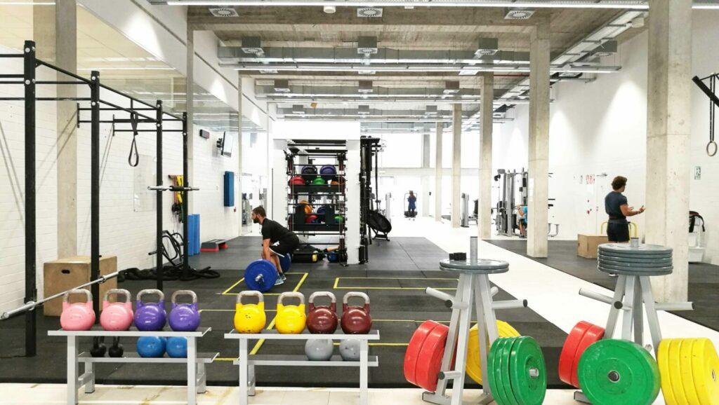 Instalaciones Gimnasio 2 1 1536x867 1 1024x578 SPORTS CENTER Estudiar en Universidad Privada Madrid