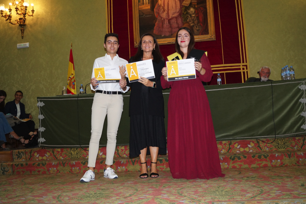 1 dadoris Anna Llano y Rafael Díaz, premiados con una de las ayudas al estudio de la Fundación Dádoris por su excelente expediente académico | Noticias de Actualidad UFV Estudiar en Universidad Privada Madrid