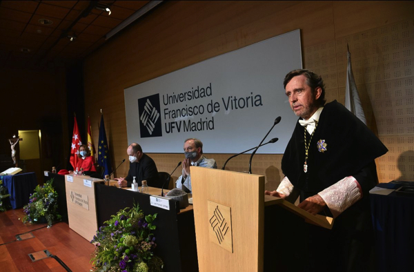 Acto Daniel Sada La Universidad Francisco de Vitoria inaugura el Curso Académico 2021/2022 con presencialidad completa para alumnos y con las precauciones necesarias para que la vuelta al campus sea segura Estudiar en Universidad Privada Madrid