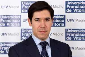 Alvaro de la Torre profesor de la Universidad Francisco de Vitoria y formador en Oratoria analiza en Cope la primera intervencion publica de la Princesa Leonor ¿Es constitucional el uso de banderas no oficiales en los edificios y espacios públicos de España? Estudiar en Universidad Privada Madrid