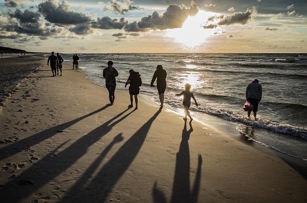 Andar playa Las cinco claves para caminar por la playa, según la Universidad Francisco de Vitoria | Noticias de Actualidad UFV Estudiar en Universidad Privada Madrid