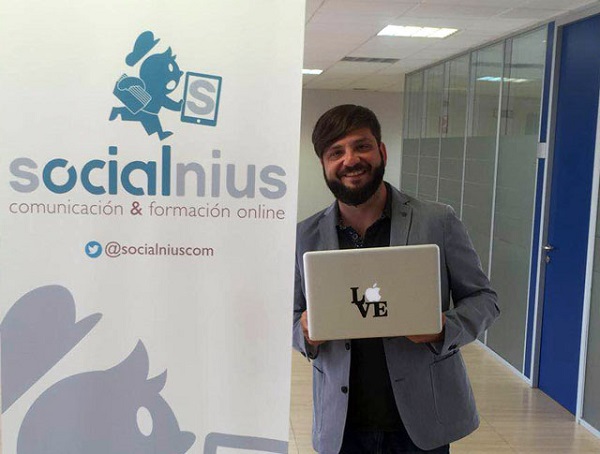 Chema Nieto alumni de la UFV forma su propia empresa Socialnius una agencia de Marketing Digital que ayuda a las empresas a dar a conocer su marca a su publico objetivo Chema Nieto, alumni de la UFV, forma su propia empresa, Socialnius, una agencia de Marketing Digital que ayuda a las empresas a dar a conocer su marca a su público objetivo Estudiar en Universidad Privada Madrid