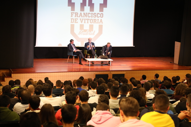 IMG 7664 Easy Resize.com Vicente del Bosque visita la UFV para explicar a nuestros alumnos la importancia de los valores a lo largo de una carrera profesional Estudiar en Universidad Privada Madrid