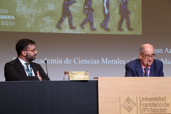 Juan Aranaa Concluye el Congreso Razón Abierta sobre Transhumanismo con Elena Postigo, directora del Congreso: “Seguiremos pensando qué significa ser humanos y trabajando sobre transhumanismo y posthumanismo. De momento no somos ciborgs sino sapiens” Estudiar en Universidad Privada Madrid