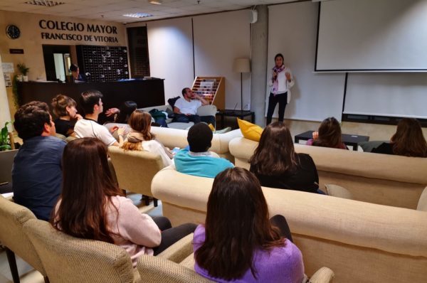 PHOTO 2019 10 24 00 36 33 2 e1572342475147 Alumnos del Colegio Mayor se reúnen con Esperanza Vera, presidenta de la Asociación Bokatas Estudiar en Universidad Privada Madrid