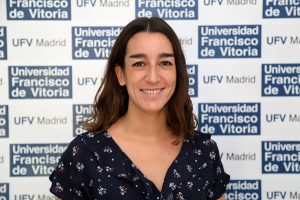 Paula Martinez 300x200 ¿Por qué una camiseta sí puede traer la felicidad? Paula Martínez del Mazo, responsable de comunicación en el Instituto John Henry Newman y Premios Razón Abierta, lo explica en un artículo publicado en Democresía Estudiar en Universidad Privada Madrid