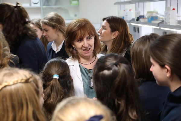 Rosa Maria Tolon Varias investigadoras de la UFV charlan con alumnas del Colegio Highlands los Fresnos sobre ciencia Estudiar en Universidad Privada Madrid