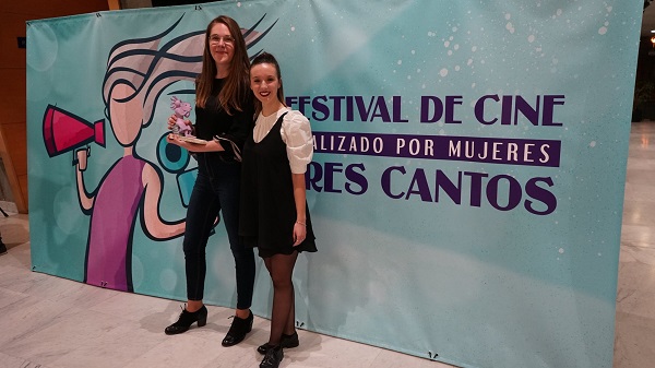 Sara y Raquel Tres Cantos1 El cortometraje ‘Escúchame’, producido por Logosfera, galardonado en el XIII Festival de cine realizado por mujeres de Tres Cantos Estudiar en Universidad Privada Madrid