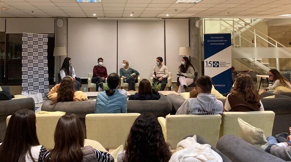 coloquio CM Dos alumnas del Grado en Biomedicina organizan un coloquio en el Colegio Mayor sobre Investigar: ¿preguntas o respuestas? Estudiar en Universidad Privada Madrid