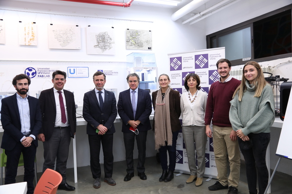 consejero fablab2 El viceconsejero de Universidades de la Comunidad de Madrid y el director de Madrid+D visitan el Fab Lab UFV durante la Semana de la Ciencia y la Innovación de Madrid Estudiar en Universidad Privada Madrid