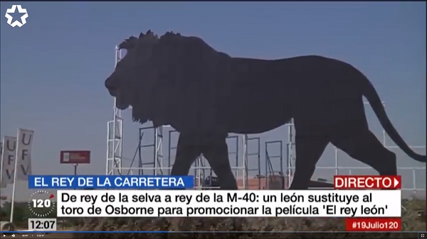 rey leon De rey de la selva a rey de la M40. Un león ubicado en la Universidad Francisco de Vitoria promociona la película El rey león Estudiar en Universidad Privada Madrid