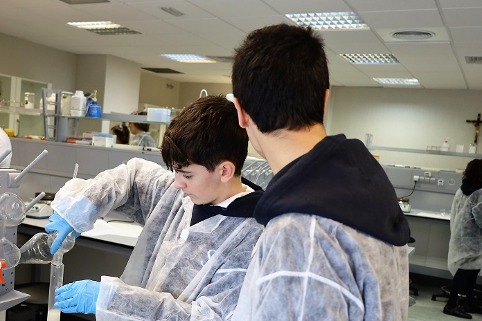 San Javier Alumnos de ESO y Bachillerato aprenden a fabricar biocombustible a partir de aceites vegetales en la UFV | Noticias de Actualidad UFV Estudiar en Universidad Privada Madrid