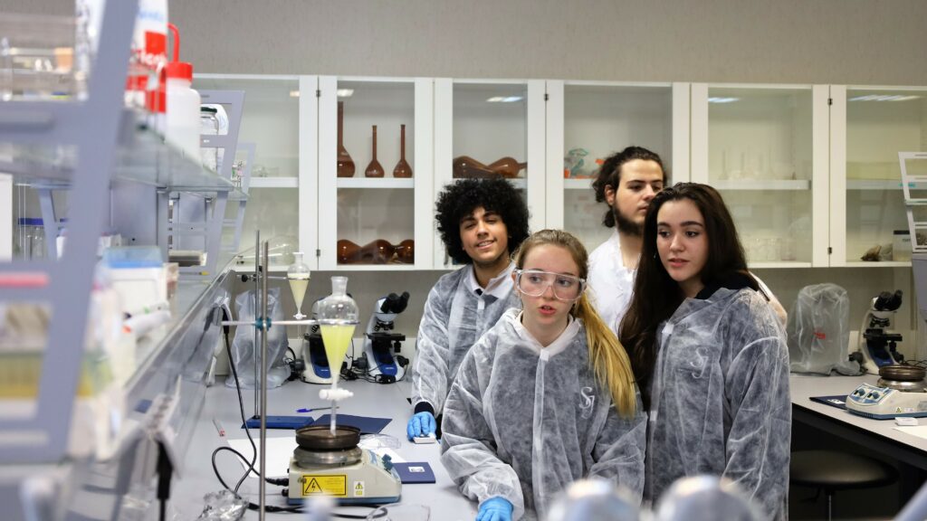 foto alumnos 1024x576 Alumnos de ESO y Bachillerato aprenden a fabricar biocombustible a partir de aceites vegetales en la UFV | Noticias de Actualidad UFV Estudiar en Universidad Privada Madrid