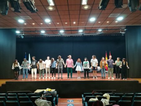 IMG 20230415 171527 ENSAYO ACTORES scaled 453x341 Theater Group Estudiar en Universidad Privada Madrid