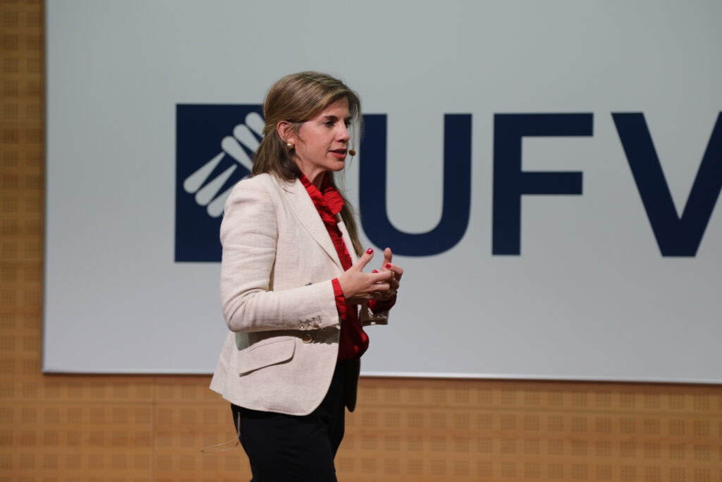 IMG 5939 1024x683 “La salud no solo trata de cuidar el cuerpo, sino también de alimentar el espíritu”: Marían Rojas en el 20º aniversario del Congreso Internacional de Oncología para Estudiantes de la Universidad de Navarra celebrado en la Universidad Francisco de Vitoria Estudiar en Universidad Privada Madrid