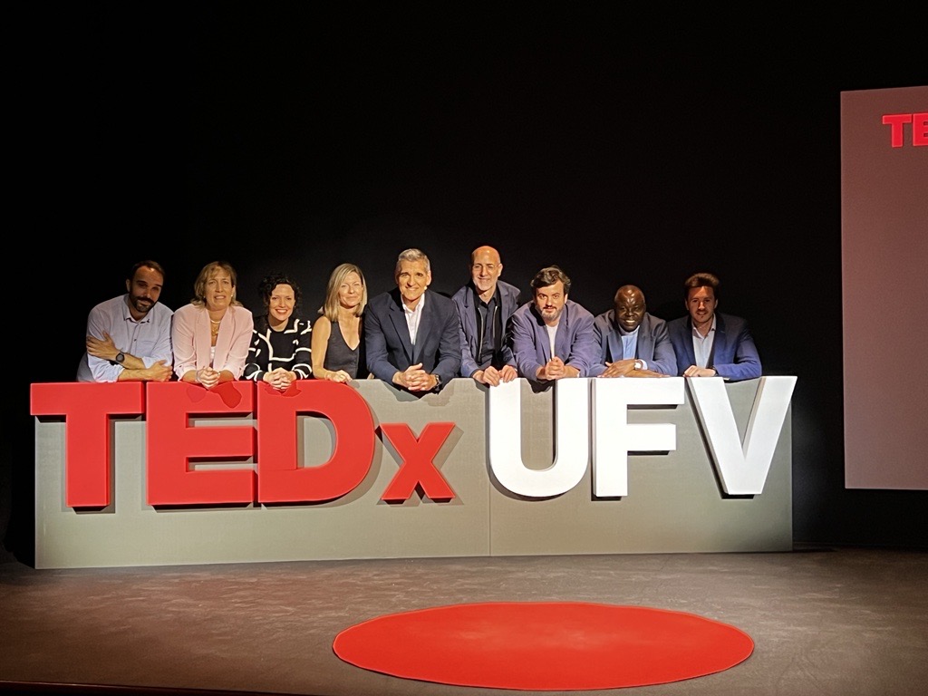 Foto familia TEDxUFV 2024 La Universidad Francisco de Vitoria presenta el segundo TEDxUFV: “Centrados en las personas”, un espacio de reflexión sobre el valor intrínseco de cada individuo y su bienestar como prioridad Estudiar en Universidad Privada Madrid