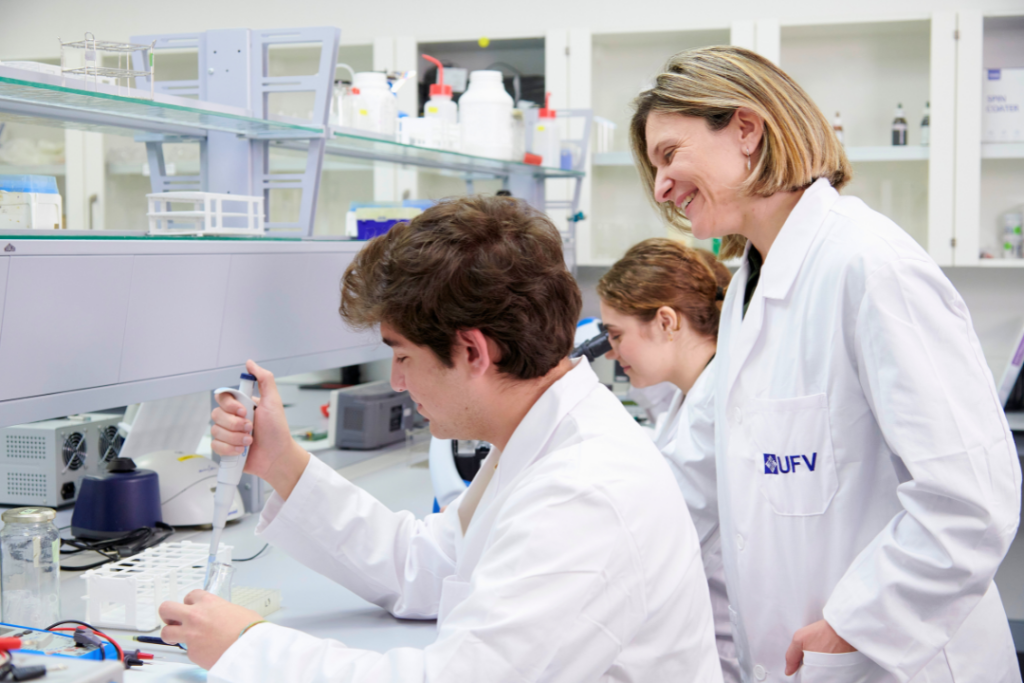 240605 portada farmacia ensenanza y aprendizaje ranking cyd 1024x683 El Grado en Farmacia de la UFV, entre los mejores de España en Enseñanza y Aprendizaje, según el Ranking CYD Estudiar en Universidad Privada Madrid