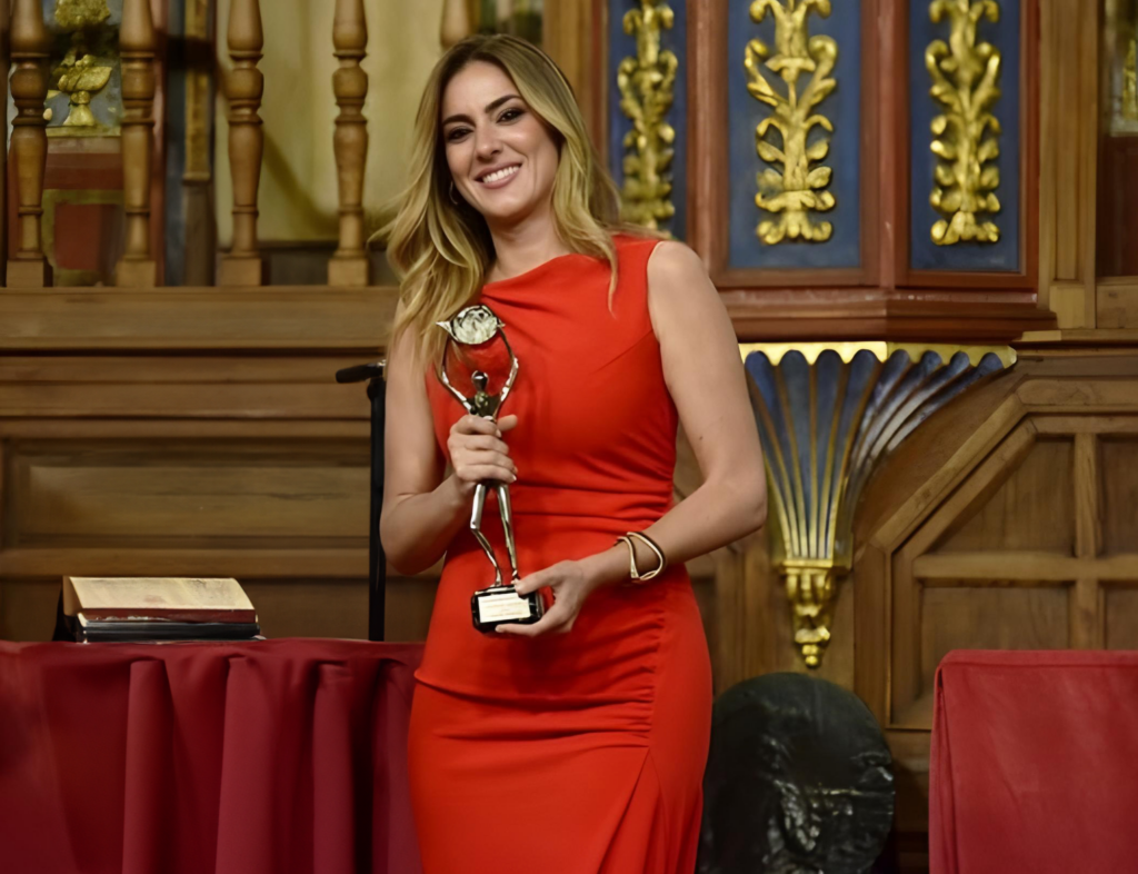 veronica premio 2 1 e1721115515256 1024x786 Tres antiguas alumnas de la UFV obtienen el prestigiosos premio “Antena de Plata 2024” por su labor periodística Estudiar en Universidad Privada Madrid