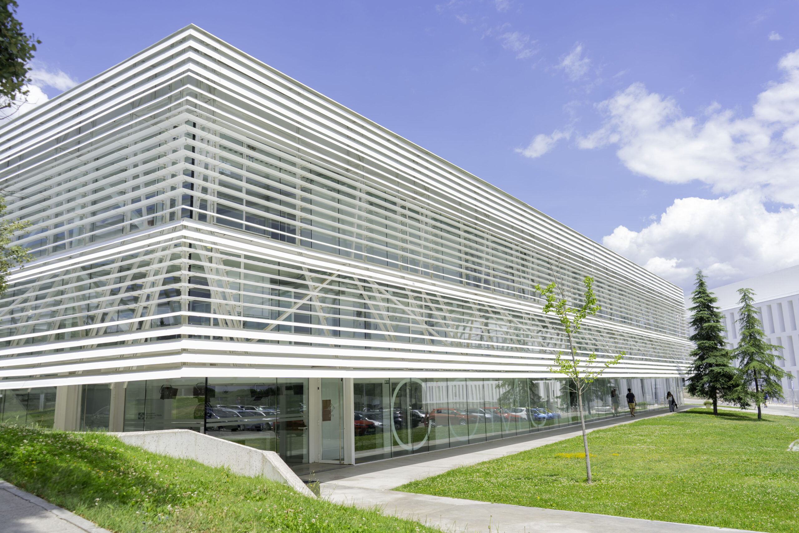 EDIFICIO DE COMUNICACION scaled INSTALACIONES Estudiar en Universidad Privada Madrid