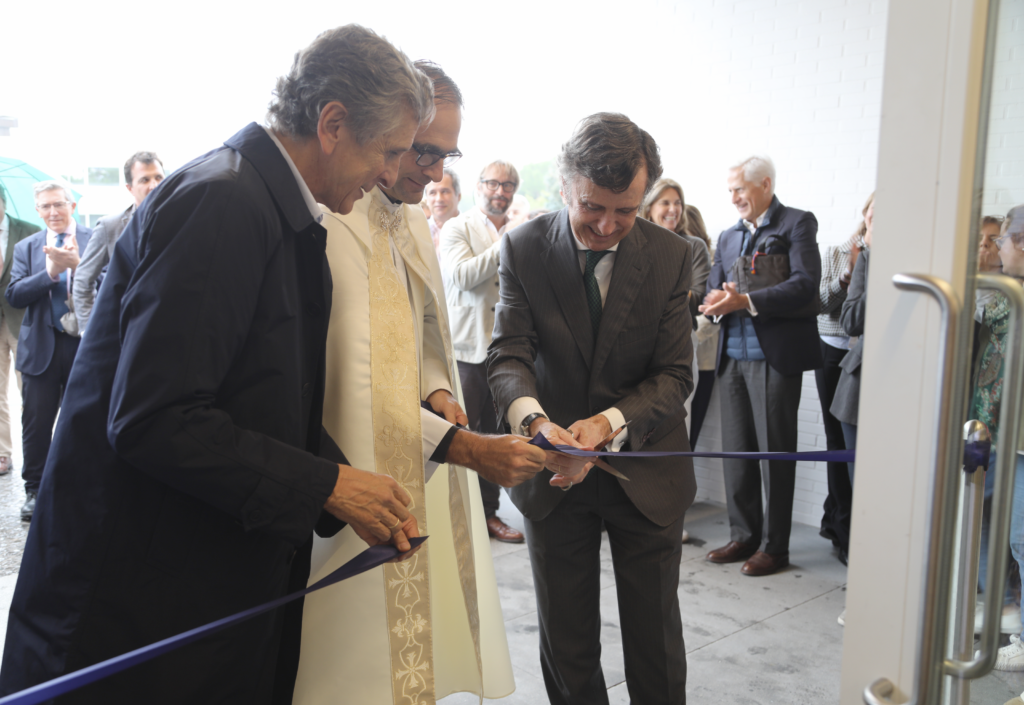 CORTE DE LAS CINTA 1024x705 La Universidad Francisco de Vitoria inaugura el nuevo Edificio Biblioteca: un espacio integral para la formación, el bienestar y el desarrollo social Estudiar en Universidad Privada Madrid