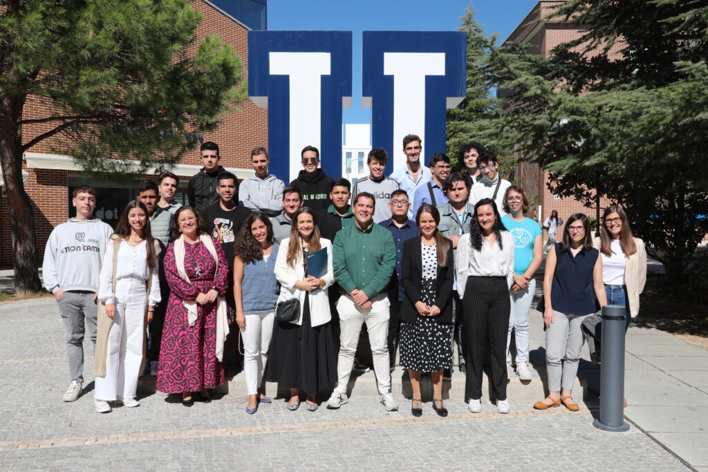 Foto familia Programa Unidiversidad 1024x683 Jóvenes con discapacidad intelectual se formarán en la Universidad Francisco de Vitoria gracias al Programa UniDiversidad en colaboración con la Fundación ONCE y la Fundación Juan XXIII Estudiar en Universidad Privada Madrid