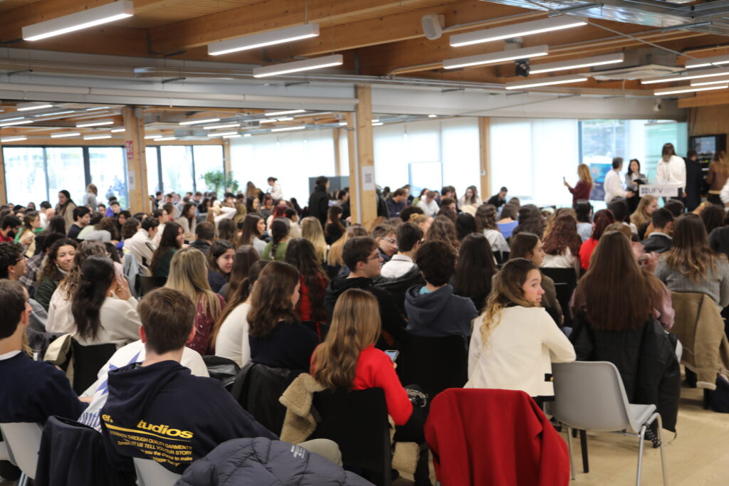 IMG 2587 1024x683 Más de 750 estudiantes participan en el Congreso San Alberto Magno para explorar la relevancia de la investigación centrada en el paciente y la colaboración interdisciplinaria en salud Estudiar en Universidad Privada Madrid